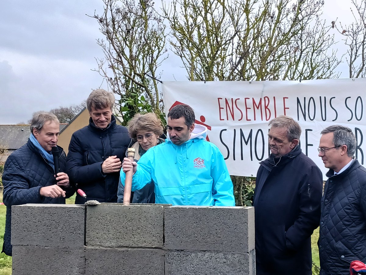 🧱 Pose de la 1ère pierre des 3 maisons partagées <a href="/sdecyrene/">Simon de Cyrène</a> en présence de <a href="/LaurentCherisey/">Laurent de Cherisey</a>, JP Vauzanges, Psdt de <a href="/LaRance_AL/">La Rance</a>, <a href="/gilleslurton/">Gilles Lurton</a>, maire de <a href="/VilleSaintMalo/">Ville de Saint-Malo</a>, <a href="/ArmelleBillard/">Armelle Billard</a> VP @ille_et_vilaine et Ph. Brugnot SP <a href="/bretagnegouv/">Préfet de Bretagne et d'Ille-et-Vilaine</a>. #inclusion #handicap <a href="/ActionLogement/">Action Logement</a>