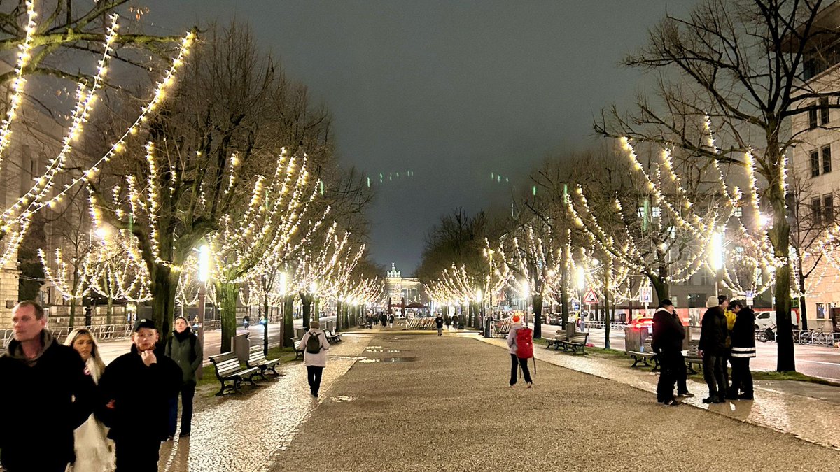 Lichtermeer im Herzen Berlins!✨🌟Wirtschaftssenatorin @franziskagiffey schaltete zusammen mit @BA_Mitte_Berlin und dem Vorstandsvorsitzendem des Wirtschaftskreises Mitte e.V. Frank Henkel die 🌲✨-beleuchtung am Prachtboulevard Unter den Linden & in der Frierichstraße ein.