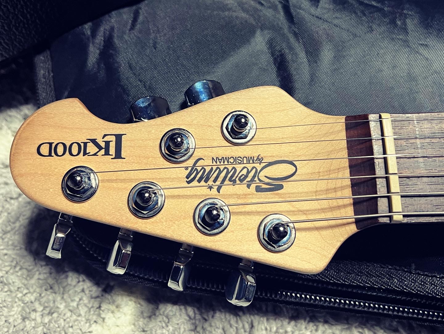 Sterling by 細長く MUSIC MAN LK100Dスティーヴルカサーモデル