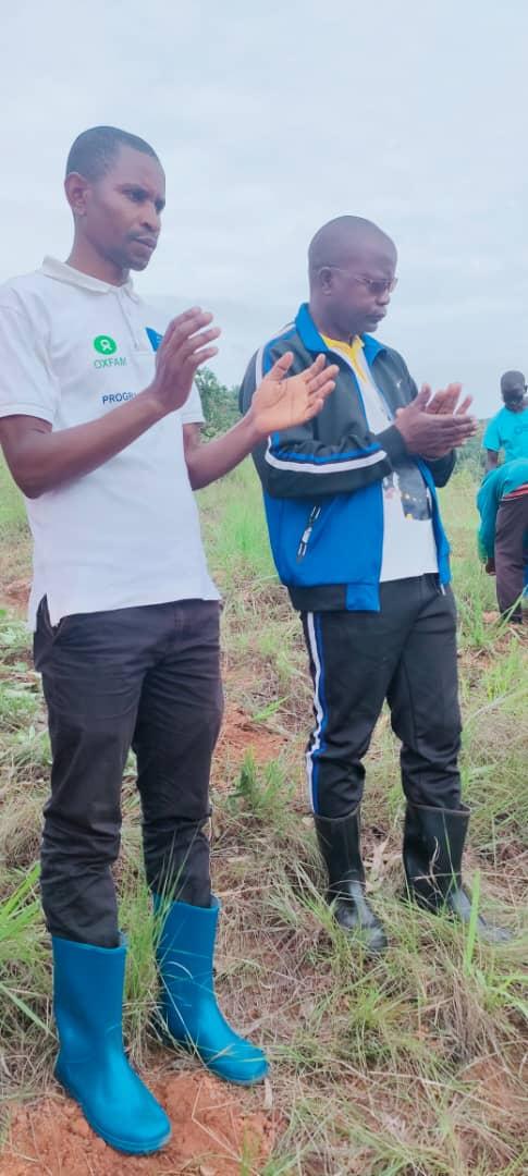 communeMak's tweet photo. #Burundi, 14/12/2023, Musitanteri wa komine KAYOGORO n'abo bakorana, baramutse bugurura ibikorwa vyo gutera ikawa ku umutumba wa KIGAZA. Abene gihugu bakaba bitavye ari benshi. Hatew imivyaro 1300. Barangije, Admicom yafashe akanya arabaganiriza ibitari bike k'ubuzima bwa komine. https://t.co/zX9XMip2L5