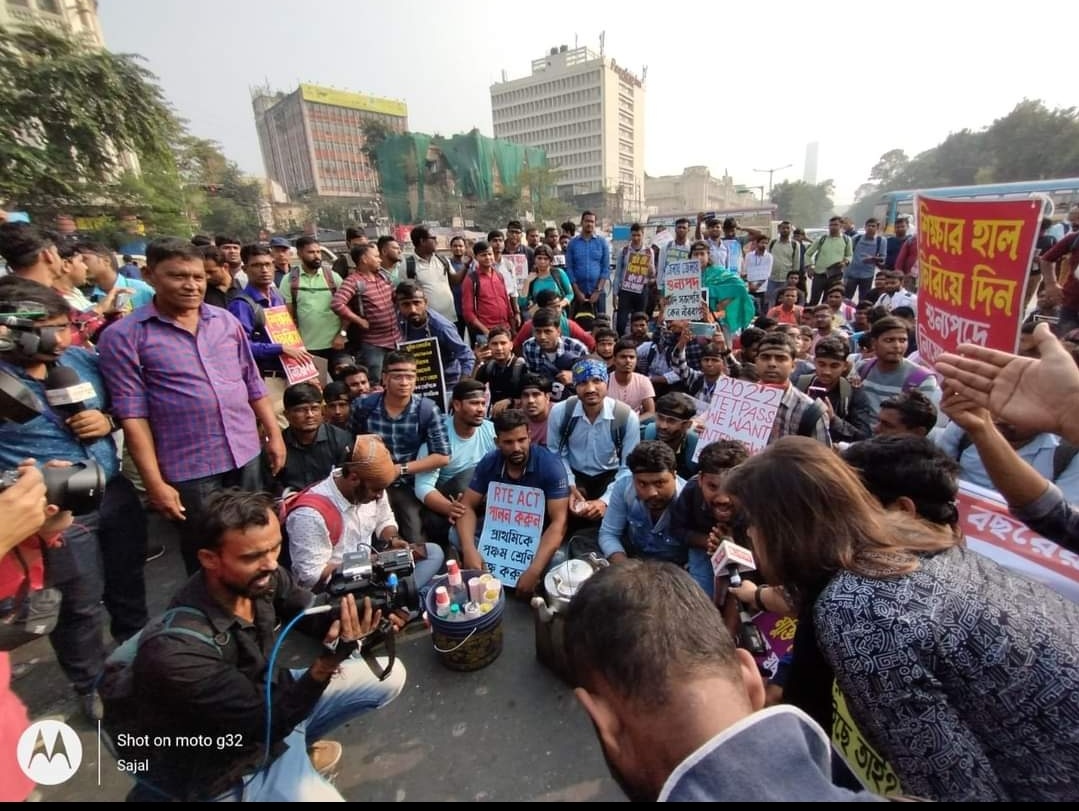 RjShonu's tweet photo. West Bengal where the eligible sit on the streets for jobs! Can you say something about the dark future of the educated unemployed? Day after day struggle of qualified deprived educated unemployed will be recognized as UNESCO Intangible Heritage? @UNESCO @MamataOfficial https://t.co/utP1Me4vLj