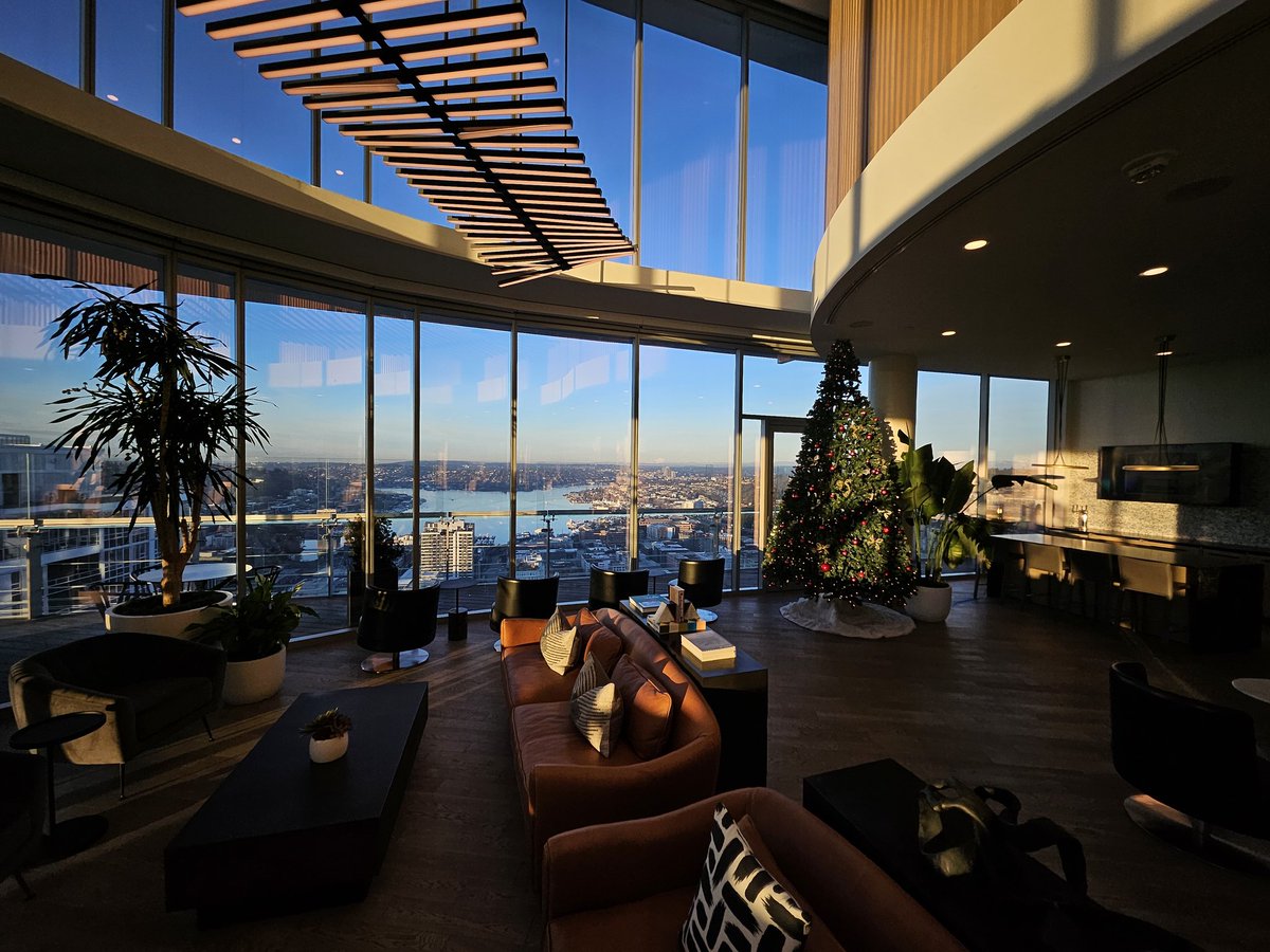DarykChilds's tweet photo. ３ヶ月前に引っ越してきたタワーマンションの屋上から見る景色。シアトルのど真ん中にあってきれいだけど、やはり東京に比べて人もすることも少ない～
#シアトル在住 #アメリカ暮らし https://t.co/Ra3SKHJrmx