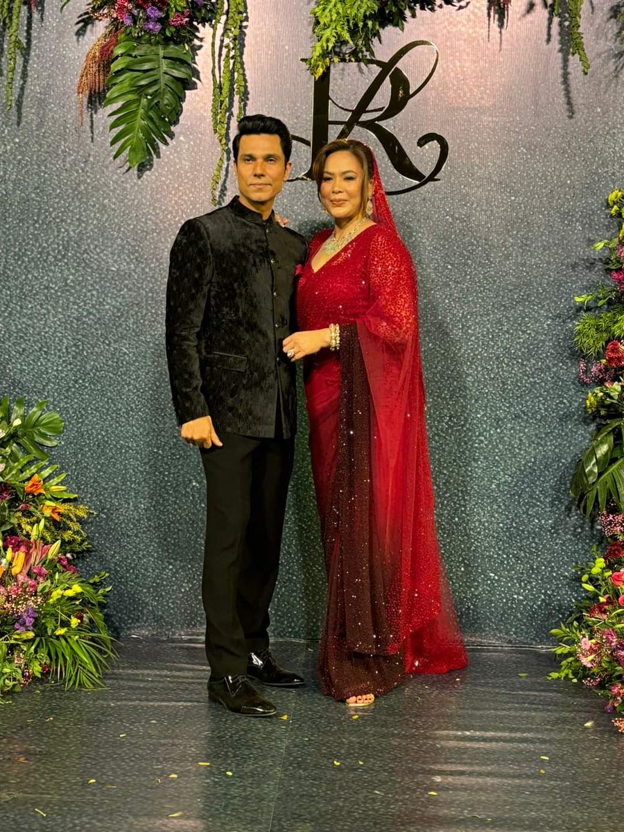 ArafatSiddiqui8's tweet image. Randeep Hooda and Lin Laishram grace their wedding reception in the perfect blend of black and red, epitomizing elegance and love. ❤️🖤 

#Newlyweds #RandeepAndLin #LoveInColors #RandeepHooda #LinLaishram #BollywoodCouple #randeephoodawedding