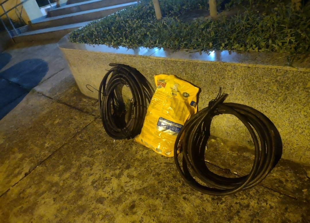 NotciasRio1's tweet image. Cabos de energia furtados foram apreendidos por nossos policiais do #24BPM, na madrugada de hoje, durante ação realizada na Av. Pedro Jorge, em #Queimados. Um homem foi preso em flagrante.