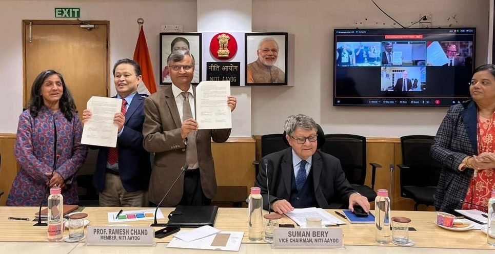 IFPRISAO's tweet photo. 📢 Excited to announce the collaboration between @NITIAayog & @IFPRI through a Statement of Intent on strengthening policy frameworks & food systems transformation in India! 🇮🇳🌾🤝
👉Read on https://t.co/rZGKwHbpXh
#policyanalytics #climatechange #agriculture #trade https://t.co/cHwWD98Ga7