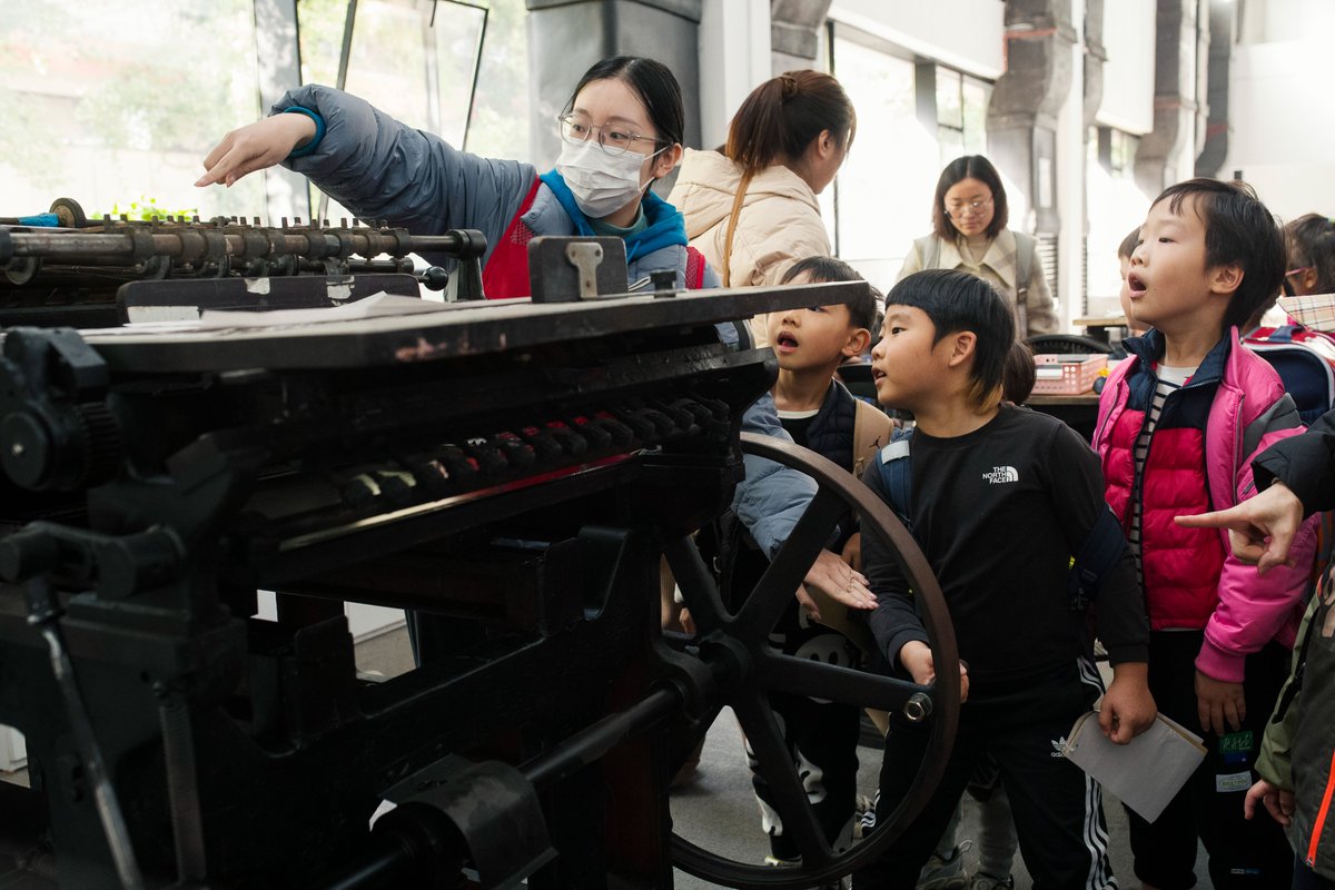 NISChina's tweet image. Grade 1 students recently visited the Printing Museum as part of their #IBPYP Unit of Inquiry &quot;How the World Works&quot;. Learners not only observed the printing process but also engaged hands-on by creating their own publications. #NISInspires 📰✨