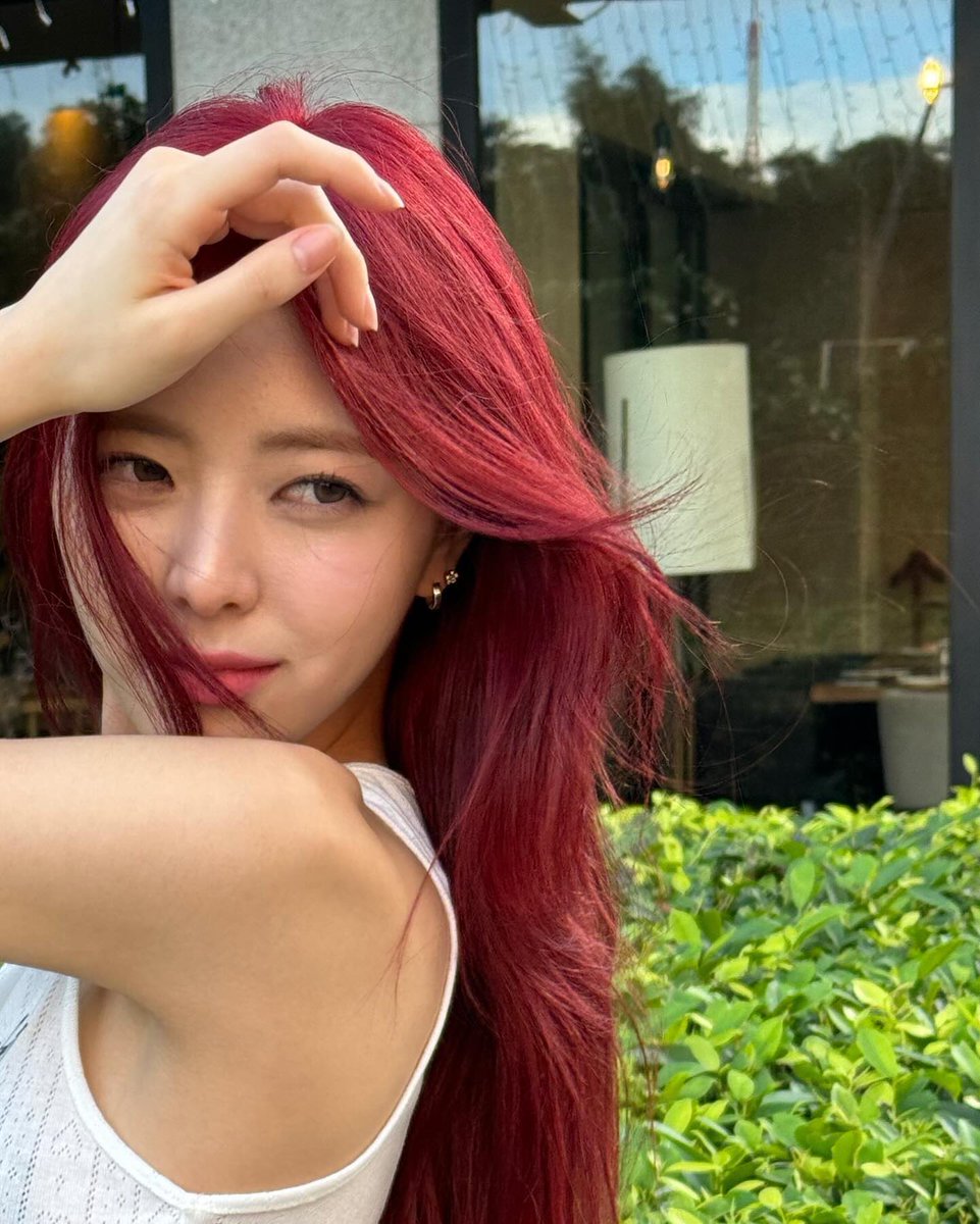music.apple.com/id/album/holid…  . . . / While walking through the streets of the Philippines, I enjoyed the sunshine and the fresh air. In December, red hair like an apple adds a fresh impression while enjoying the holidays. 🍁