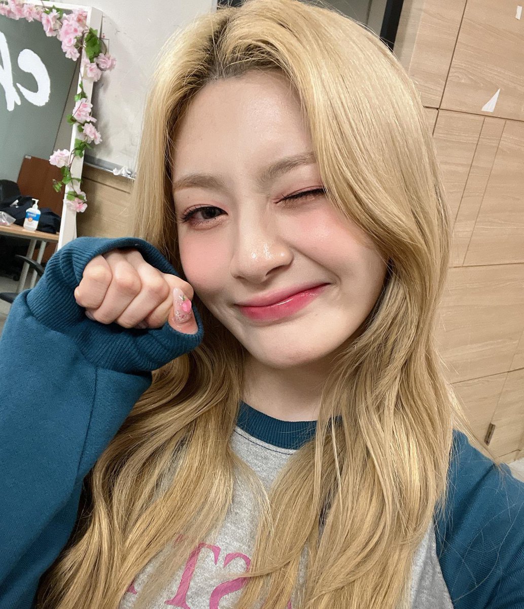 ✿ᅠ𝗙𝗨𝗡𝗖ᅠ✧ᅠ #Nanna ᅠ᯽ᅠupdɑteᅠ੭ᅠ #ᴛɪɴʏᴛʜᴀɴ_ʙᴅᴀʏ ᅠ.ᅠ #ᴇᴠɪʟғʟᴏᴡᴇʀᴅᴀʏ

Con mi pijama puesta me puse a ver el live del cumpleañero porque este evento era imperdible y no desaproveché la oportunidad para dejarle corazoncitos y desearle feliz pumpeañito. ♡🎂