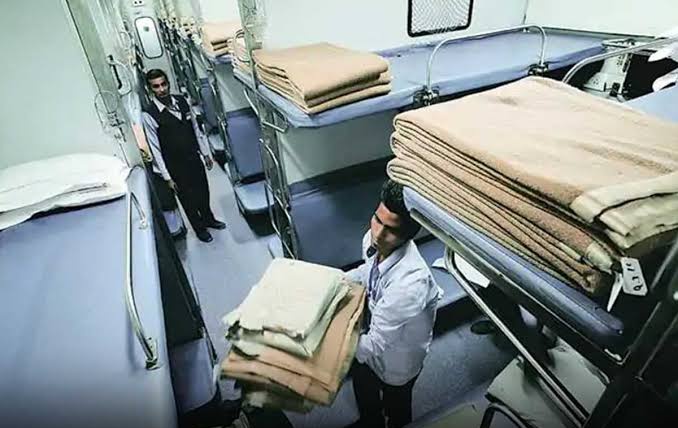 🚨 Blankets, bed sheets, pillows and other stuff worth 4 lakh were stolen from trains AC coaches in last two months.

Most incidents took place in Bhopal, Rewanchal, Mahamana and Humsafar express (GRP Officials)
