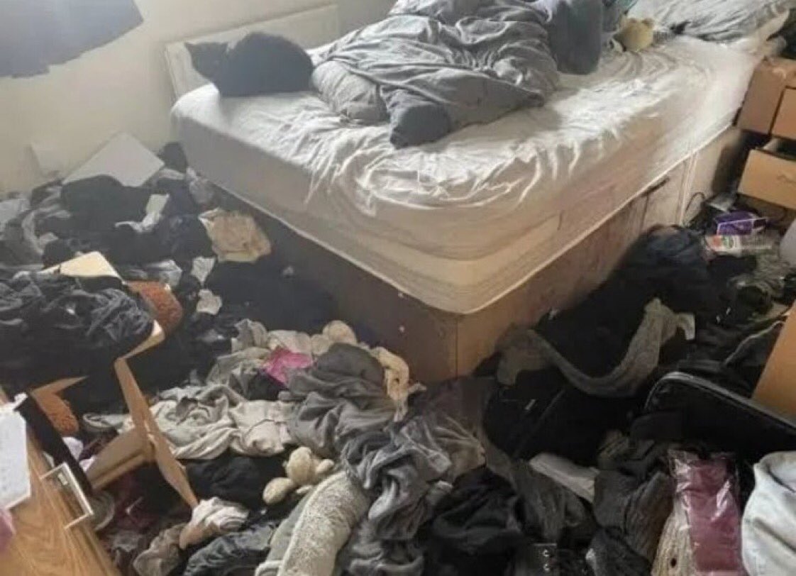 s44nti's tweet photo. mi cuarto después de buscar un buen outfit https://t.co/RUSUg2JfWg