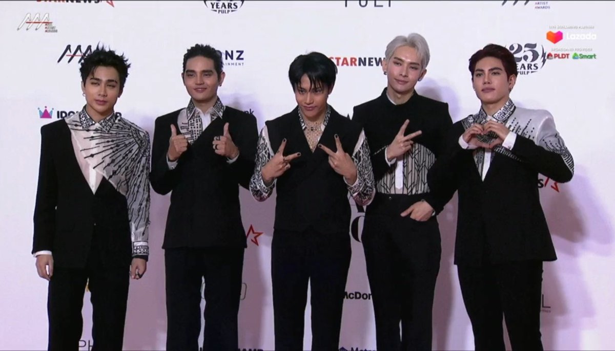 SB19_ATINph's tweet photo. SB19 at the red carpet of Asia Artist Awards 2023 at Philippine Arena. Look how dashing they are! 🩵

Watch here: https://t.co/xFZPOjegXm

SB19 SA PH ARENAAA2023
@SB19Official #SB19 
#SB19atAAA2023 https://t.co/yptJx2CSIW