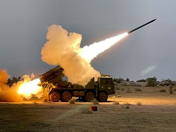 ChanakyaForum's tweet photo. Big news in Defence !
The Ministry has greenlit the acquisition of #Pinaka weapon system rockets, valued at Rs 2800 crore. 💥
#DefenceMinistry #PinakaWeaponSystem #RocketAcquisition
Read more: -
https://t.co/uhKqwqpjeG https://t.co/6UwvMCXZCO