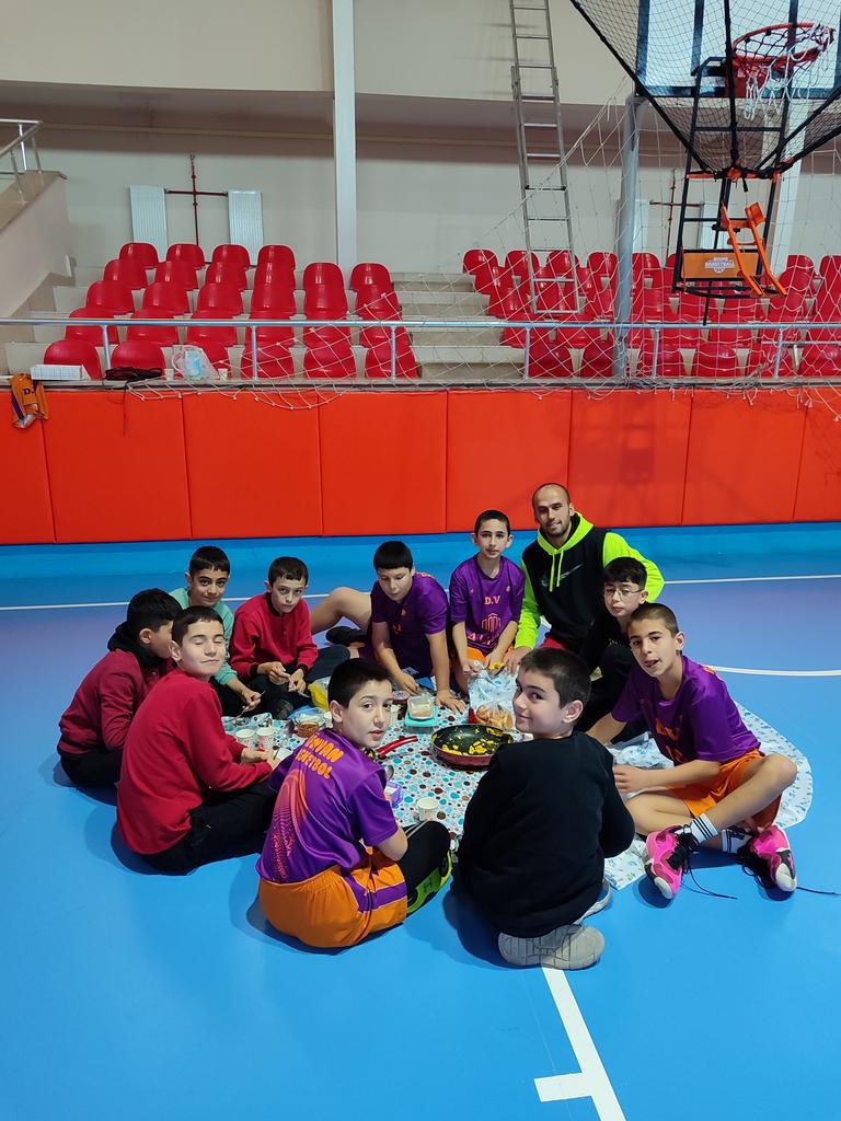 #Sabahsporu.. 
6:30 antrenman
8:00 kahvaltı
Bu çocuklar hergün böyle. 
<a href="/gokmen_cicek_/">Gökmen Çiçek</a>
<a href="/KABAKCI46/">Ali İhsan Kabakcı</a>