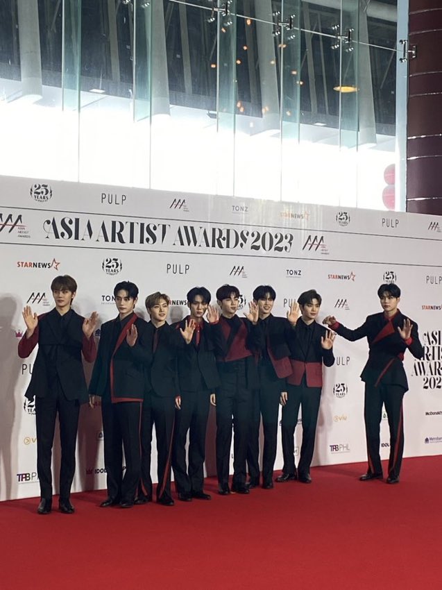 jiwoongiez's tweet photo. ZB1 MAKING ROOM FOR RICKY 😭😭😭 https://t.co/C7BseMrqzg
