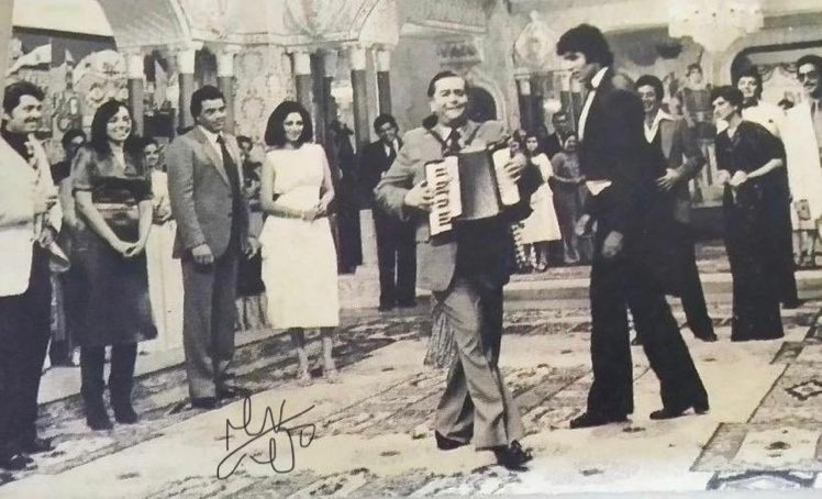 Remembering #RajKapoor Sahab today. Pic - John Jaani Janardhan song shoot - Naseeb. Amitabh Bachchan with Raj Sahab on the set of this huge song by Manmohan Desai. We can see in the pic Dharam ji , Rakesh ji , Rajesh ji , Simi ji , Sharmila ji , Vijay Arora, Prem Chopra ji.