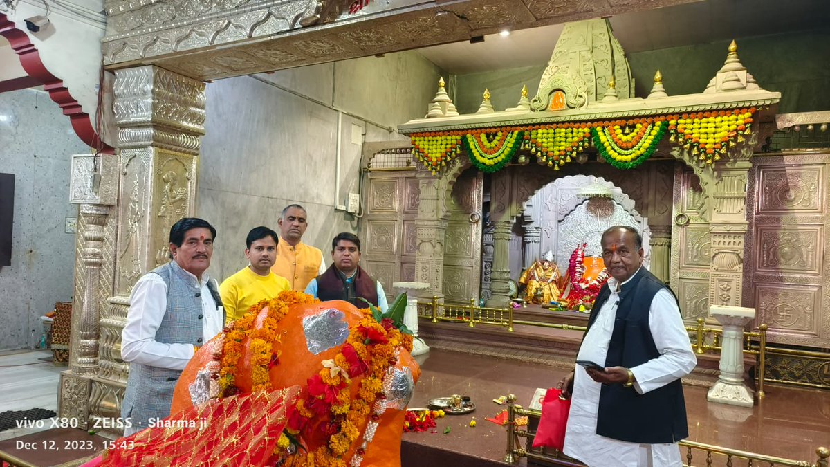 dineshbks's tweet photo. #मां_बिजयासन_देवी धाम सलकनपुर दर्शन करने का सौभाग्य प्राप्त हुआ ।
मां #सलकनपुर_देवी समस्त धर्मप्रेमी बंधुओ पर सदैव कृपा बनाए रखें ।। https://t.co/i1WTk21RuX