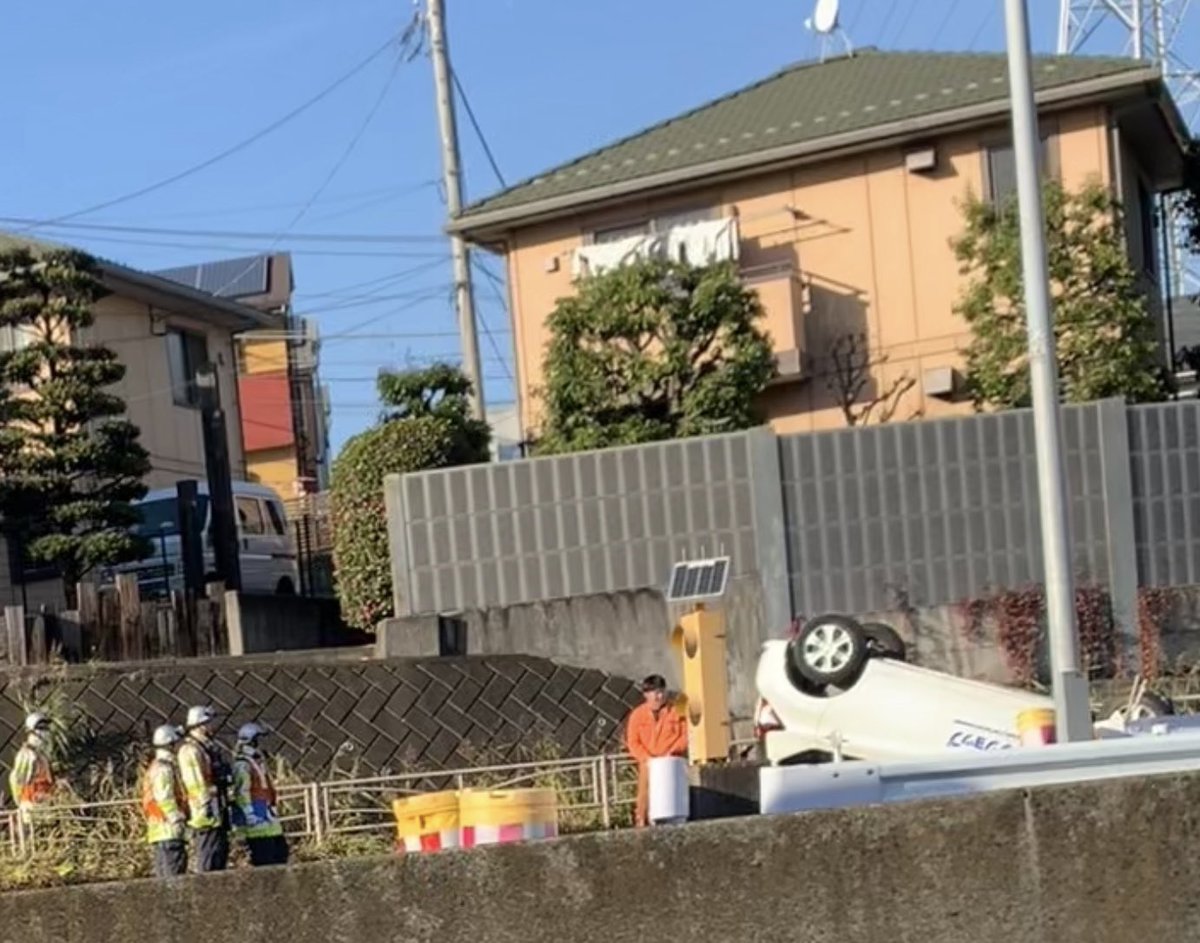 ちょっと体調不良でXから離れてるんだけど、12:30頃、クリニックに向かう途中、戸塚道路への左に上る岐路のところ、車がひっくり返っていて通行できず遠回り。帰りもまだ処理が終わっていなかった。1号線の戸塚付近は大渋滞💦迂回がオススメ！
#事故 ＃大渋滞 ＃戸塚 ＃戸塚道路