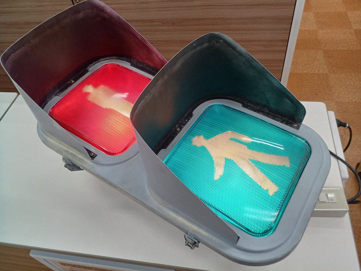 信号機カバー 信号機を買い取りさせていただきました❗ で、デカい…‼️ なんと、点灯