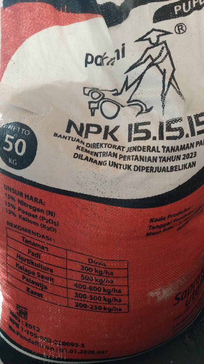 Judulnya bantuan, dilarang diperjual belikan, faktanya yg dapet jatah masih harus nebus dengan sejumlah uang.
Dan menurut info dari masyarakat sekitar, katanya ada oknum yg bisa ambil jatah lebih (jatah siapa yg dimakan)
Itu baru pupuk, belum lagi bibit jagung, herbisida, dan POC