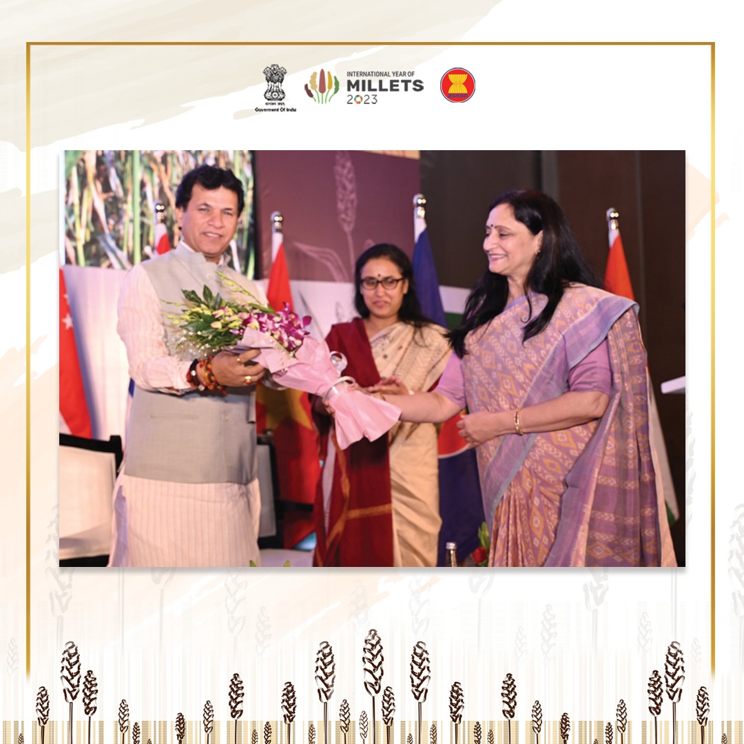 IYM2023's tweet photo. Following the lamp lighting, Smt. Maninder Kaur Dwivedi, Additional Secretary, DA&amp;FW, and Smt Shubha Thakur, Joint Secretary (Crops), DA&amp;FW welcomed and felicitated the dignitaries on stage for the inauguration of ASEAN-India Millet Festival in Delhi.
#MilletFest #IYM2023 https://t.co/Id6VV2e5Wu