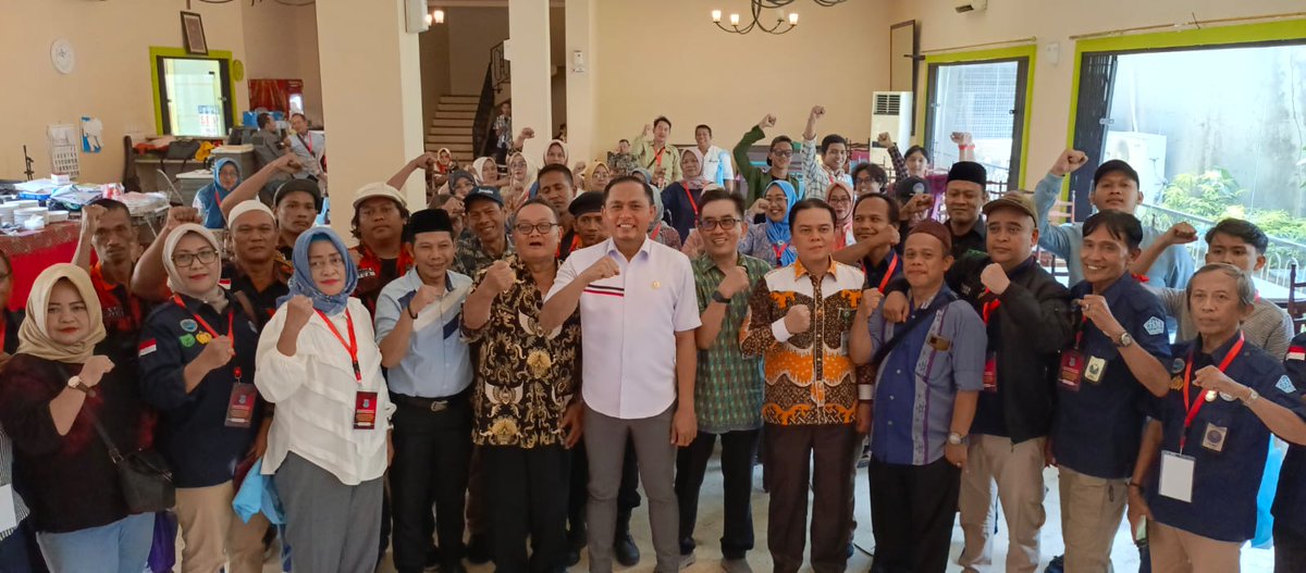 firdaus_julham's tweet photo. Ketua DPC DEMOKRAT TANGSEL bersama warga jurtim PD aren TANGSEL melakukan dialog kebangsaan yang di adakan Kesbangpol Tangsel sebagai narasumber tentu sangat bahagia bisa langsung berinteraksi dengan ormas LSM dan warga @AgusYudhoyono @Andiarief__ @OssyDermawan @renandabachtar https://t.co/mFiRvOefGp