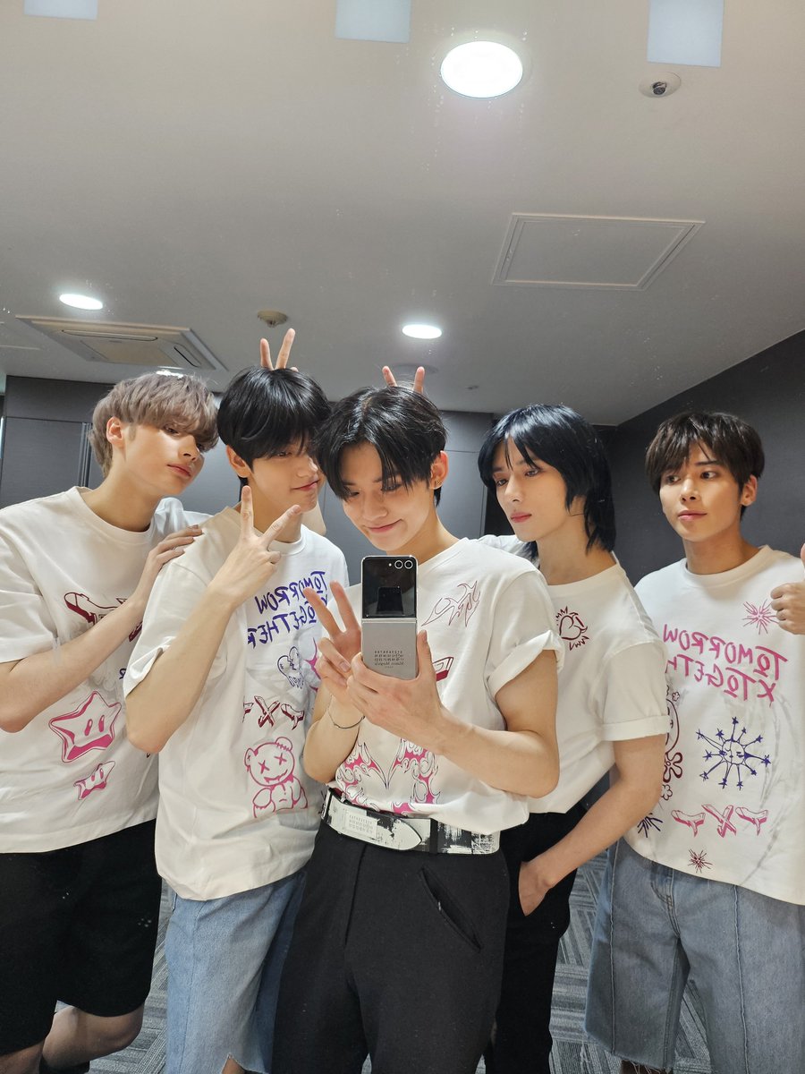 [231214] #HUENINGKAI Weverse

"group mirror selfies ♡ 🐧🐰🦊🐻🐿"

<a href="/TXT_members/">TOMORROW X TOGETHER</a> <a href="/TXT_bighit/">TXT OFFICIAL</a>