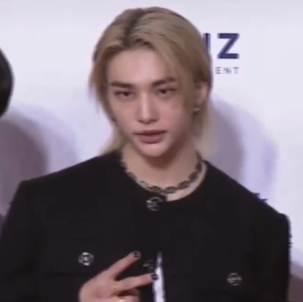 hyunjinpost's tweet photo. today's hyunjin at the aaa red carpet https://t.co/Hv41qBrz0U