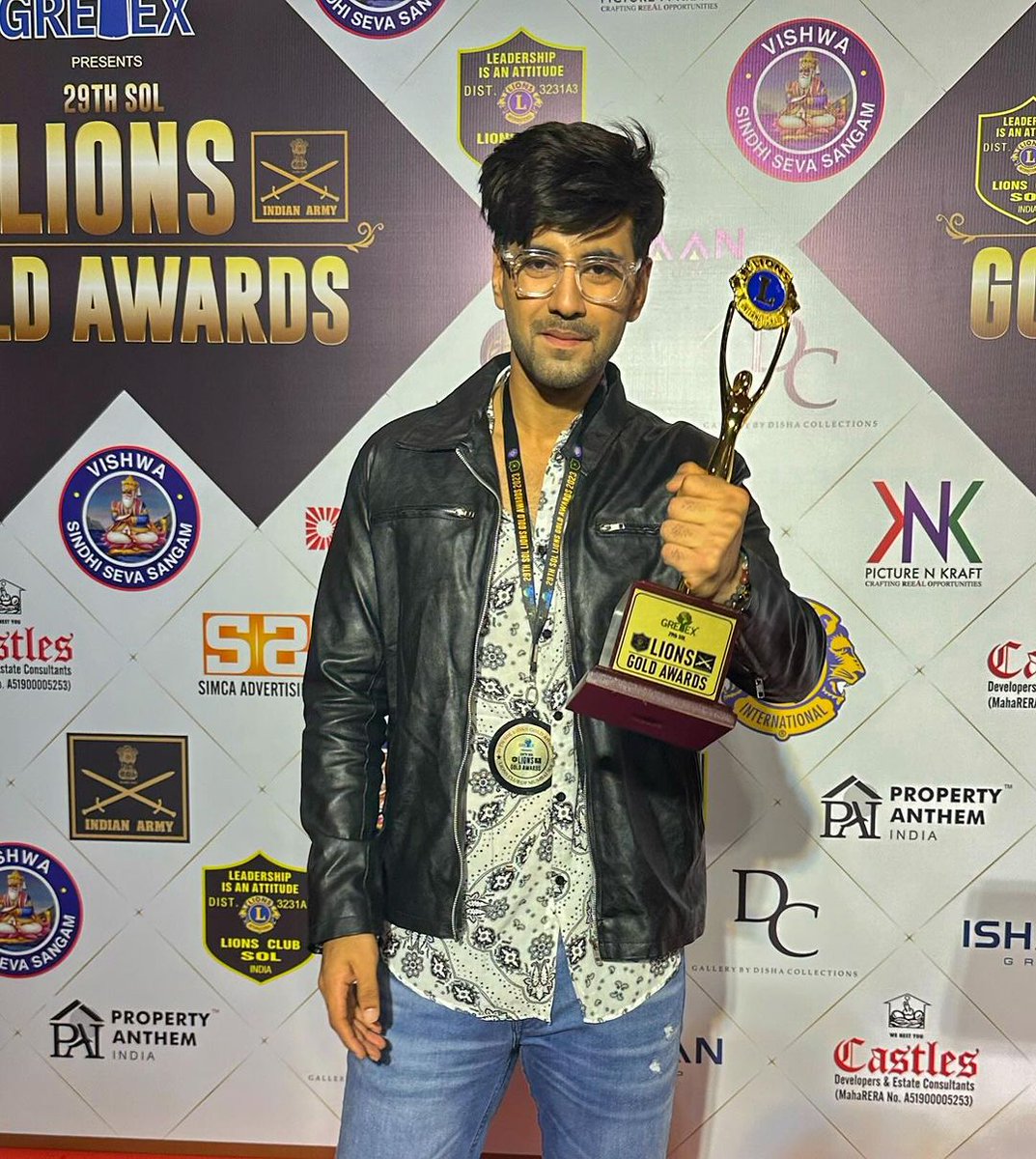 FifafoozTv's tweet image. Karanvir Sharma aka our Haider Won the Best Popular Actor Award at Lions Gold Awards for Rabb Se Hai Dua❤️❤️

#haider #prateeksharma #studiolsd #rabbsehaidua #karanvirsharma