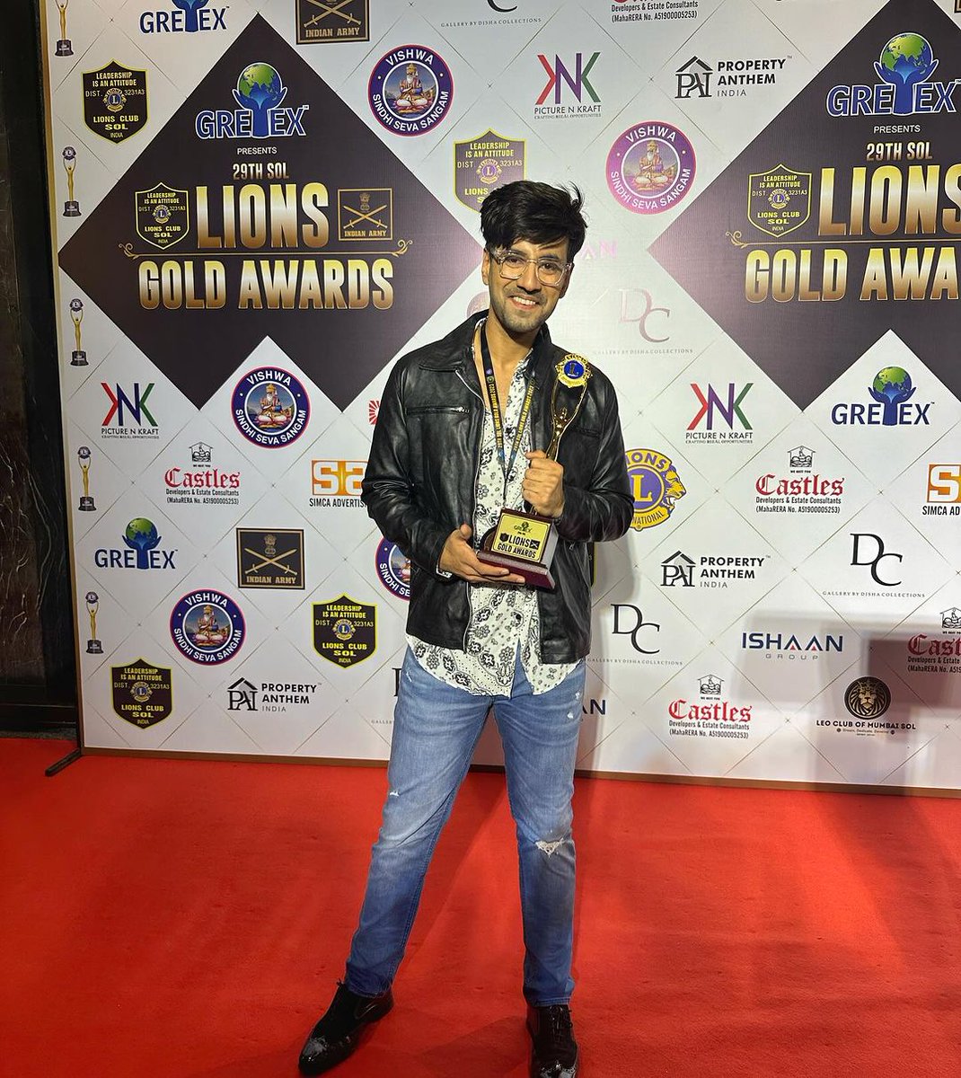 FifafoozTv's tweet image. Karanvir Sharma aka our Haider Won the Best Popular Actor Award at Lions Gold Awards for Rabb Se Hai Dua❤️❤️

#haider #prateeksharma #studiolsd #rabbsehaidua #karanvirsharma