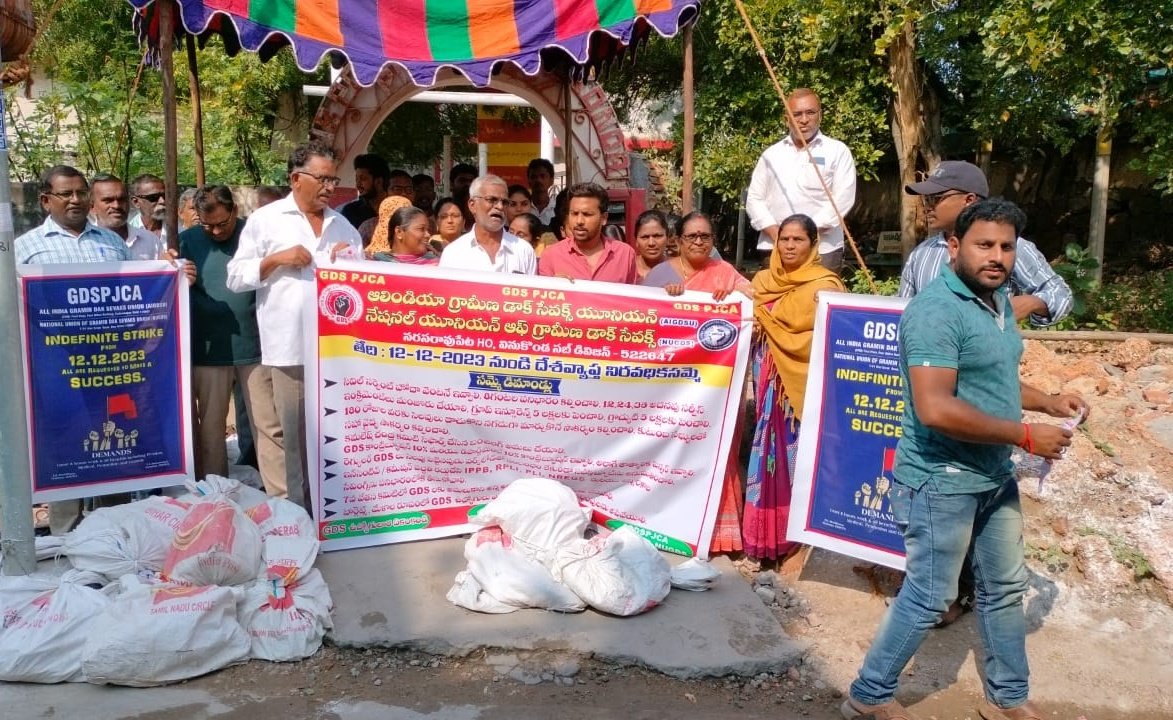 गांव गांव जाकर घर के दरवाजे पर सेवा देने वाले आज ग्रामीण डाक सेवक बहुत परेशान है। सरकार को उसकी पुकार और दर्द नहीं दिख रहा है। बेचारे अपनी हक की मांग ही तो कर रहे हैं कोई गुनाह तो नहीं कर रहा 😭😥
<a href="/narendramodi/">Narendra Modi</a>  <a href="/IndiaPostOffice/">India Post</a>  
#GDS  #GDSindefinitestrike 
#GDSStrike2023