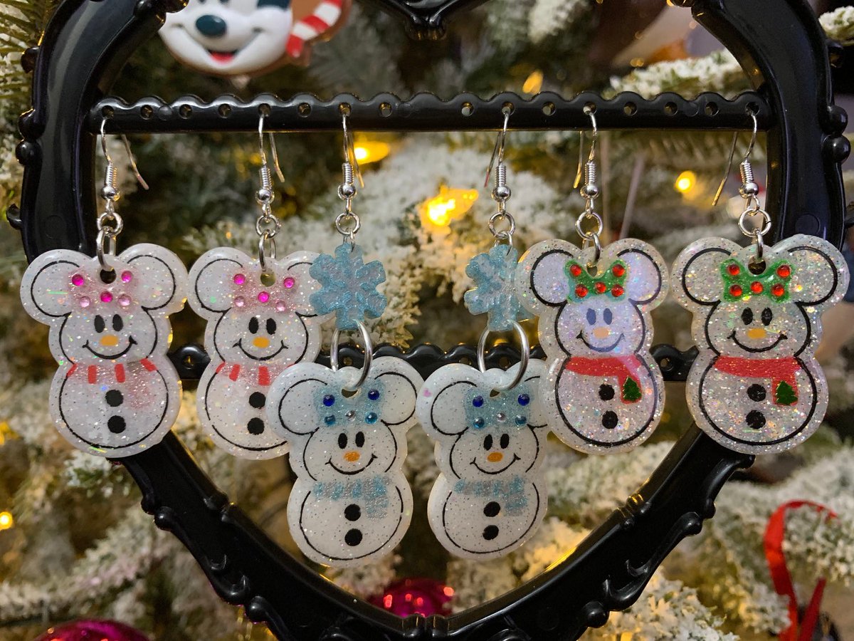 Available now- Minnie Mouse Inspired Snowman Resin Earrings. With holographic, glittery and rhinestone accents.

🛍️- yettsy.etsy.com/listing/162006…
🛍️- Yettsy.Etsy.com
#disneychristmas #minniemousesnowman #holidayearrings #kitschyxmas #festivejewelry #winterfashion