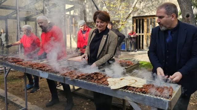 @KenanTuncer161 O sırada meclis bahçesinde milletin vergileri ile mangal yapan AKP vekilleri .