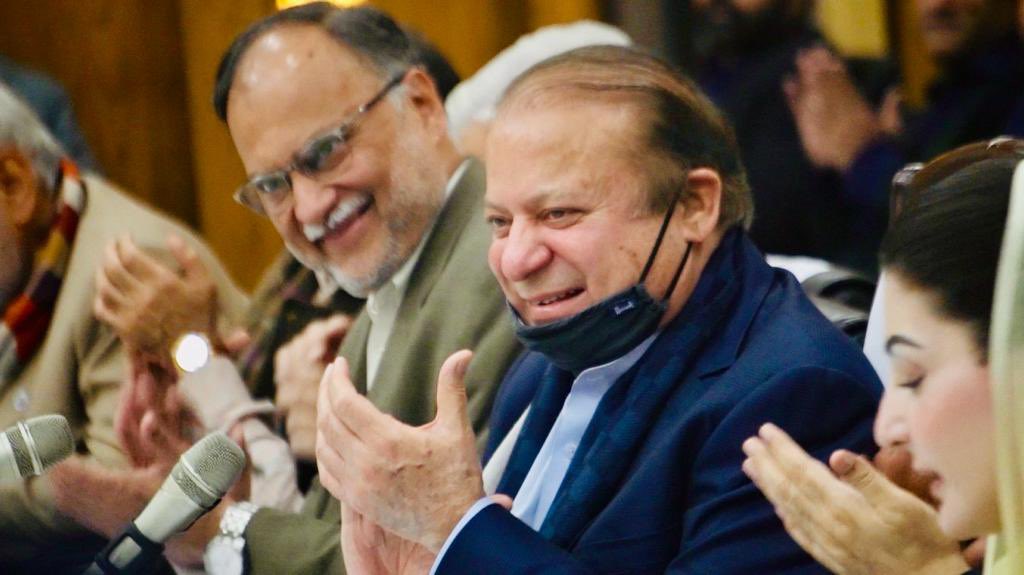 تو مسکرائے تو ہنس ہنس پڑیں کئی موسم

انشاءاللہ عوام کے چہروں پر بھی ایسے ہی مسکراہٹیں بکھیرے گا ہمارا قائد میاں نوازشریف چوتھی بار وزیراعظم منتخب ہو کر
<a href="/MaryamNSharif/">Maryam Nawaz Sharif</a>