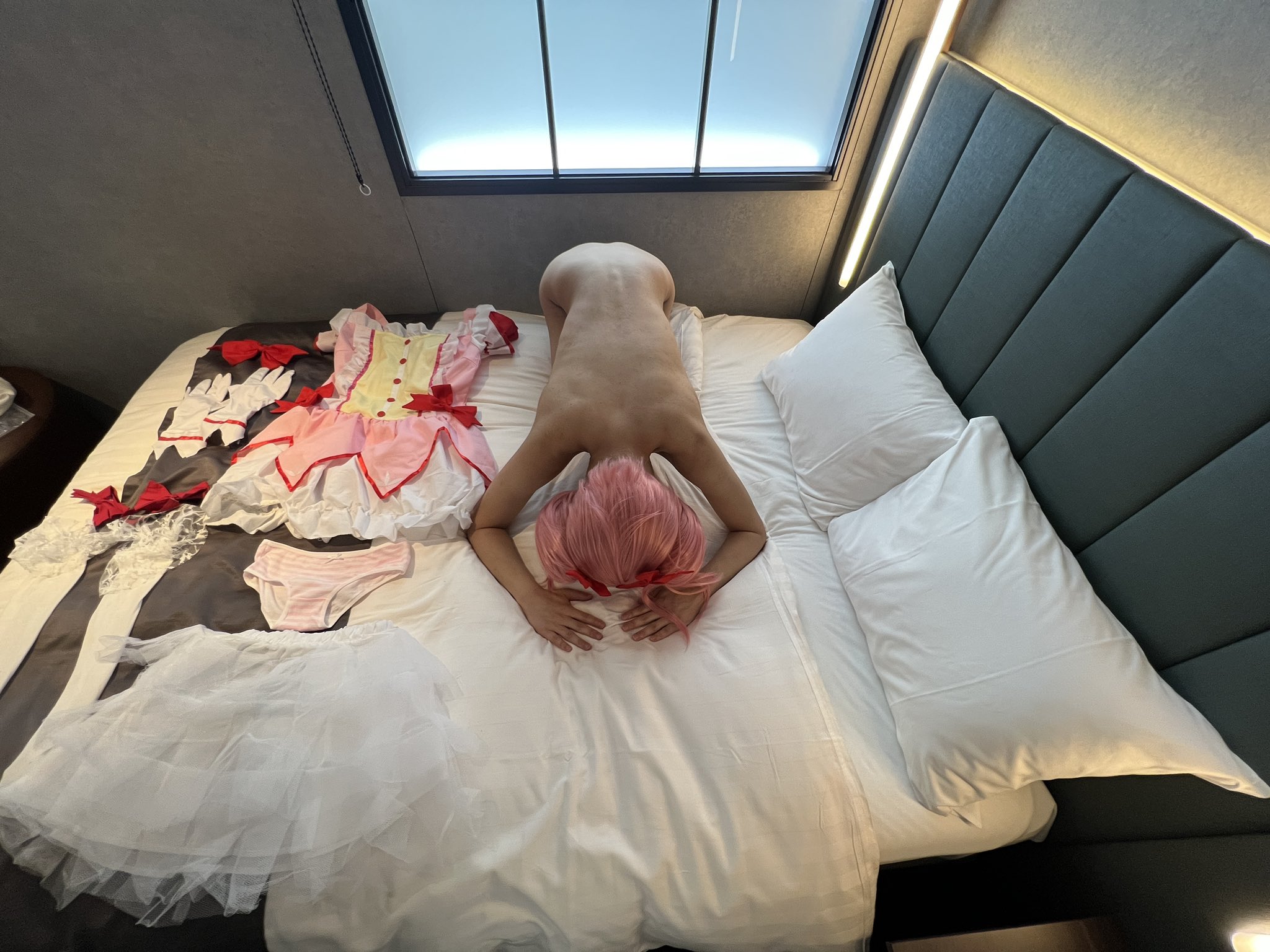 コスプレ 全裸土下座 コスプレ全裸土下座 ・レイヤー側の顔と大事な部分を写さない事 ☑️ ・コスプレ衣装は横にきちんと畳む事 ☑️ ・背景がベッドである事 ☑️ ・スマホで撮った写真である事 ☑️ ・画角と画質がクソである事 (iPhone13のため画質はいい) なかなか ...