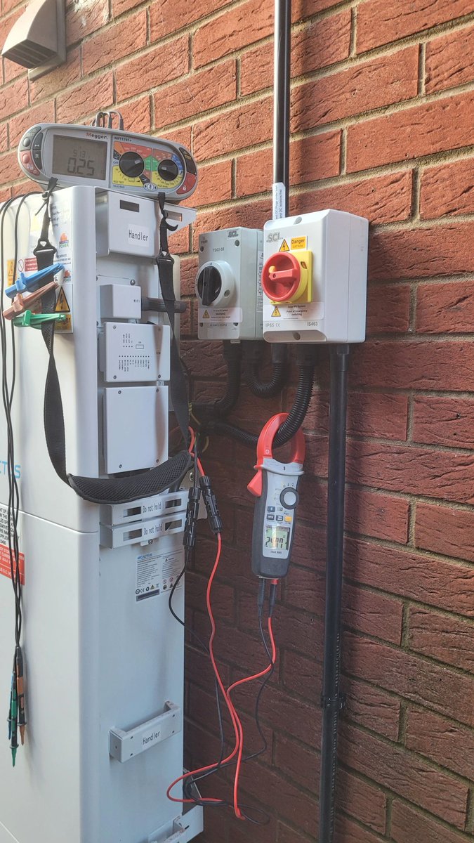 "Many thanks to them too, there was fantastic. It's being along time to have that support like that in solar career. Everyone at ECACTUS technical support are a credit to the company. Thank you again."
This is ECACTUS new home energy storage system case in UK.