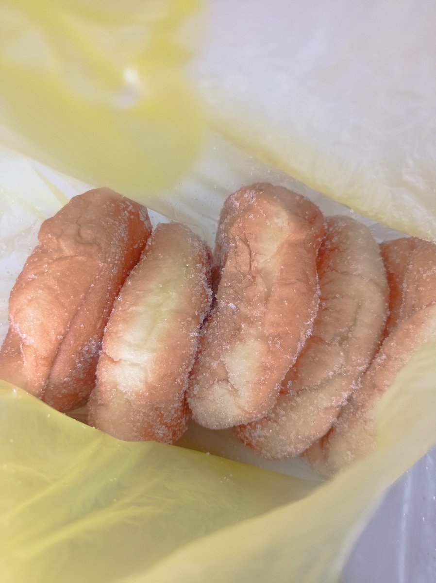 cheajibsayang's tweet photo. Kedai roti lejen di Ipoh. 

Donat gula power.
Karipap power.

Saya dah mintak kebenaran owner kedai, dia cakap "dah berapa kali ko post, orang banyak tu jugak". https://t.co/CTzbFqfdNe