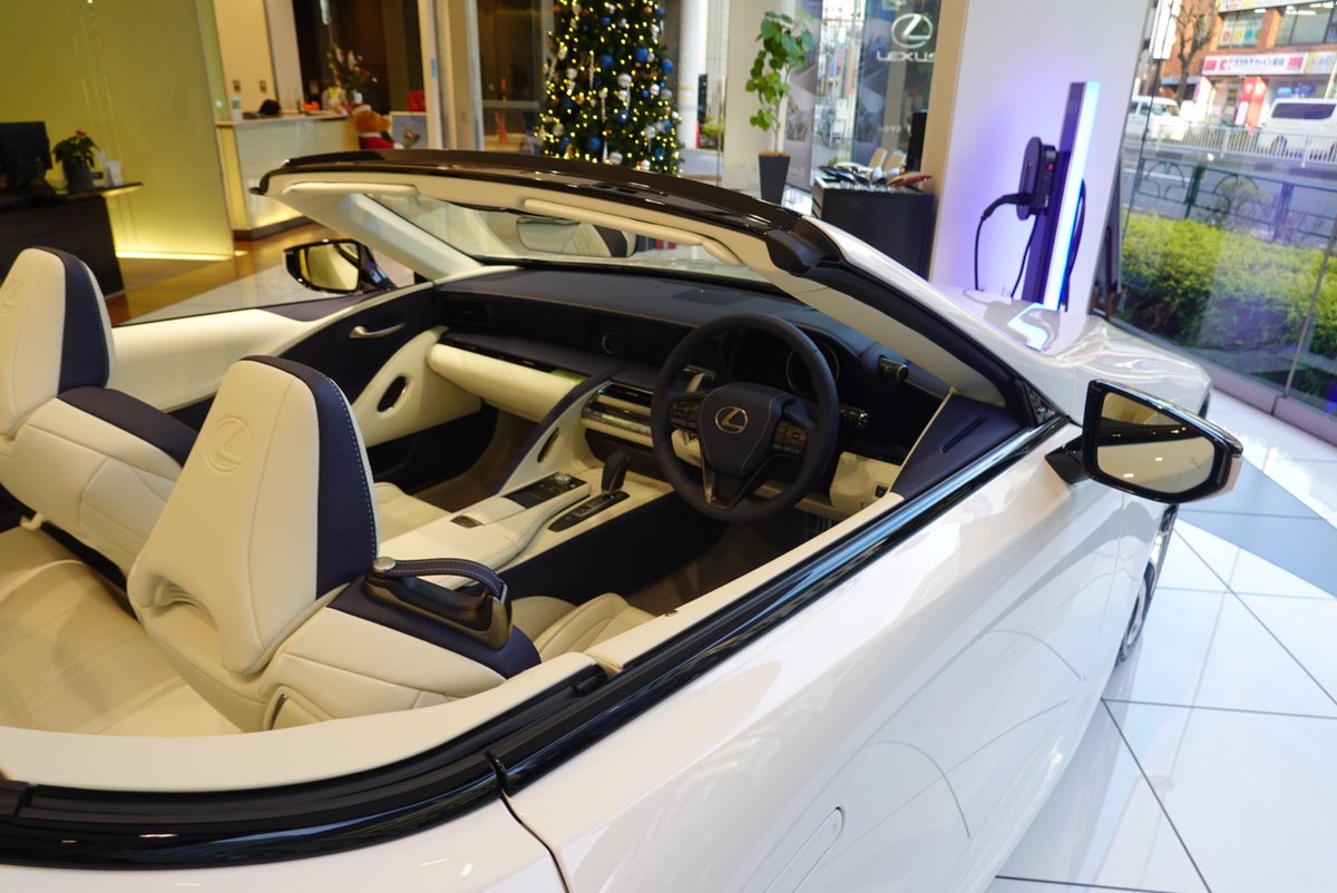 tamadrive_nx's tweet photo. ディーラーにLCコンバーチブルがいました😻
やっぱオープンカーはいいなぁ😸
#LexusLC #LexusLCC https://t.co/Btd6w6a19L