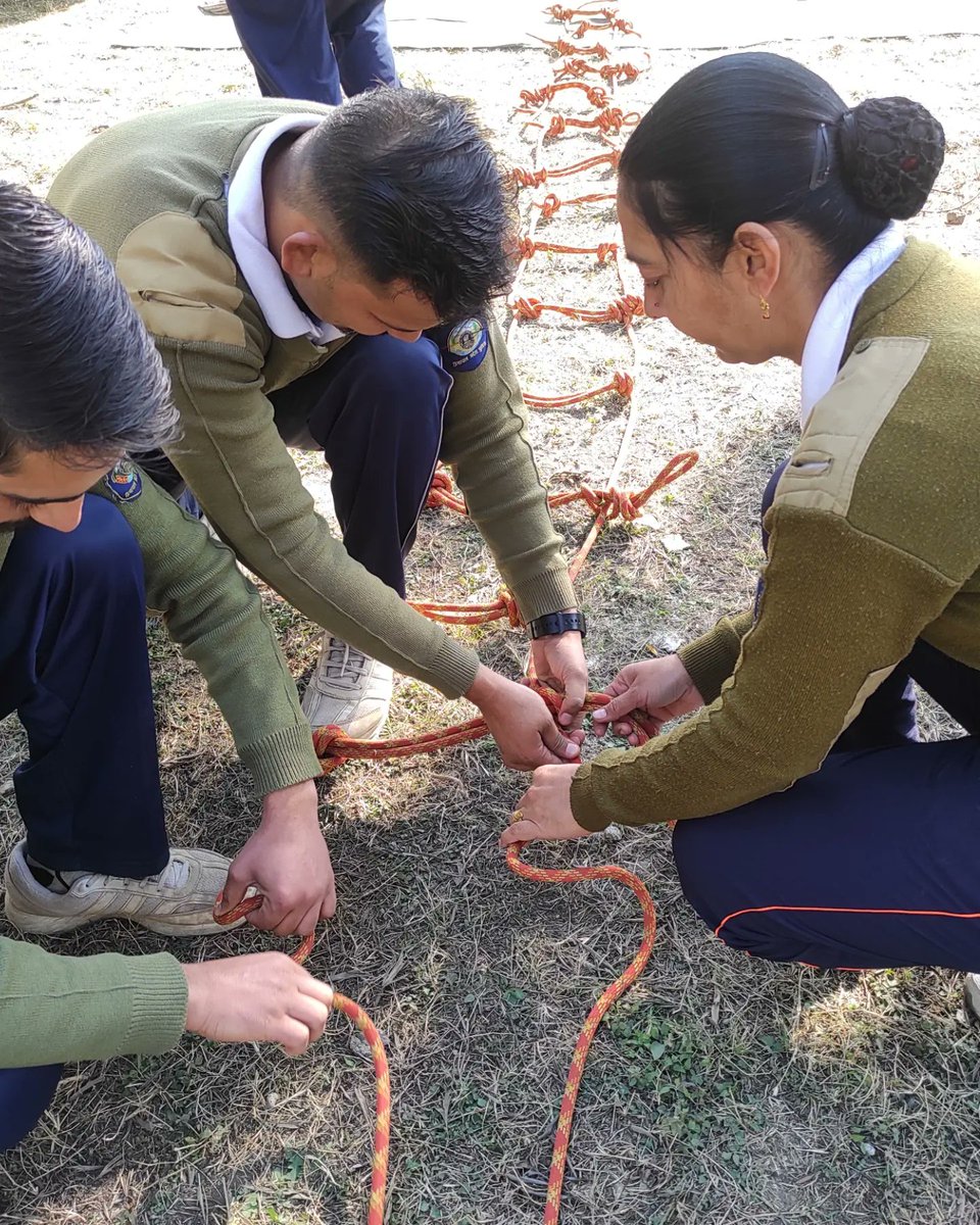 HP_SDRF's tweet photo. Improvised ladder making- आपदा रक्षा सर्वदा**
#HPSDMA #himpolice  #ddmakangra #ddmashimla #ddmamandi #seoc_shimla #equipmenthandling #firstresponders #rescue #ndrfindia https://t.co/85XmnV0iIQ