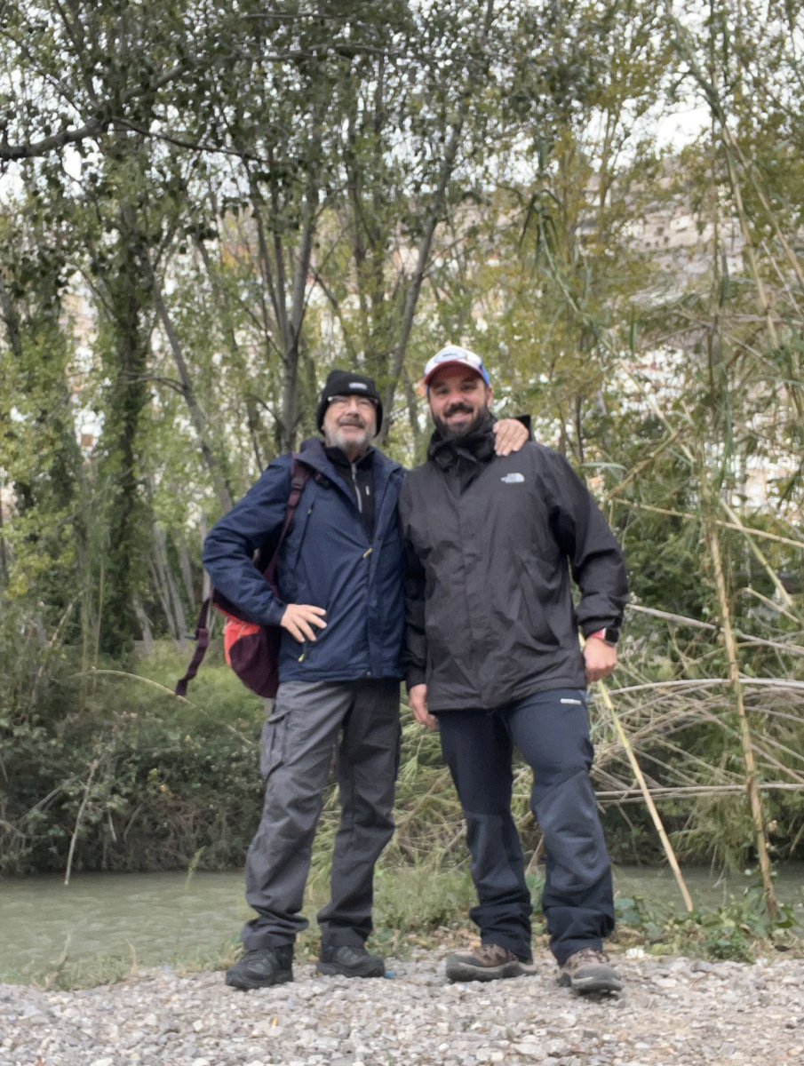 Nos fuimos con la caravana. Dormimos con vistas al río. Por las mañanas yo le preparaba  el café. Mirábamos el agua y, durante un rato, vimos una garza pescar. Me dijo que estaba feliz, que se iba a quedar con ese recuerdo para siempre. Y yo también. 

Descansa en paz, hermano.