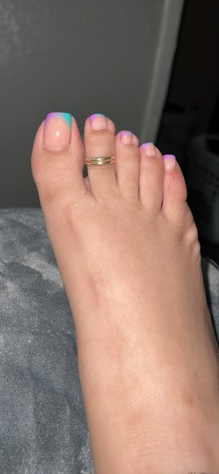 Done dropped something on my pinky toe and now it&rsquo;s bruised 🥴 https://t.co/4hVDfz562C