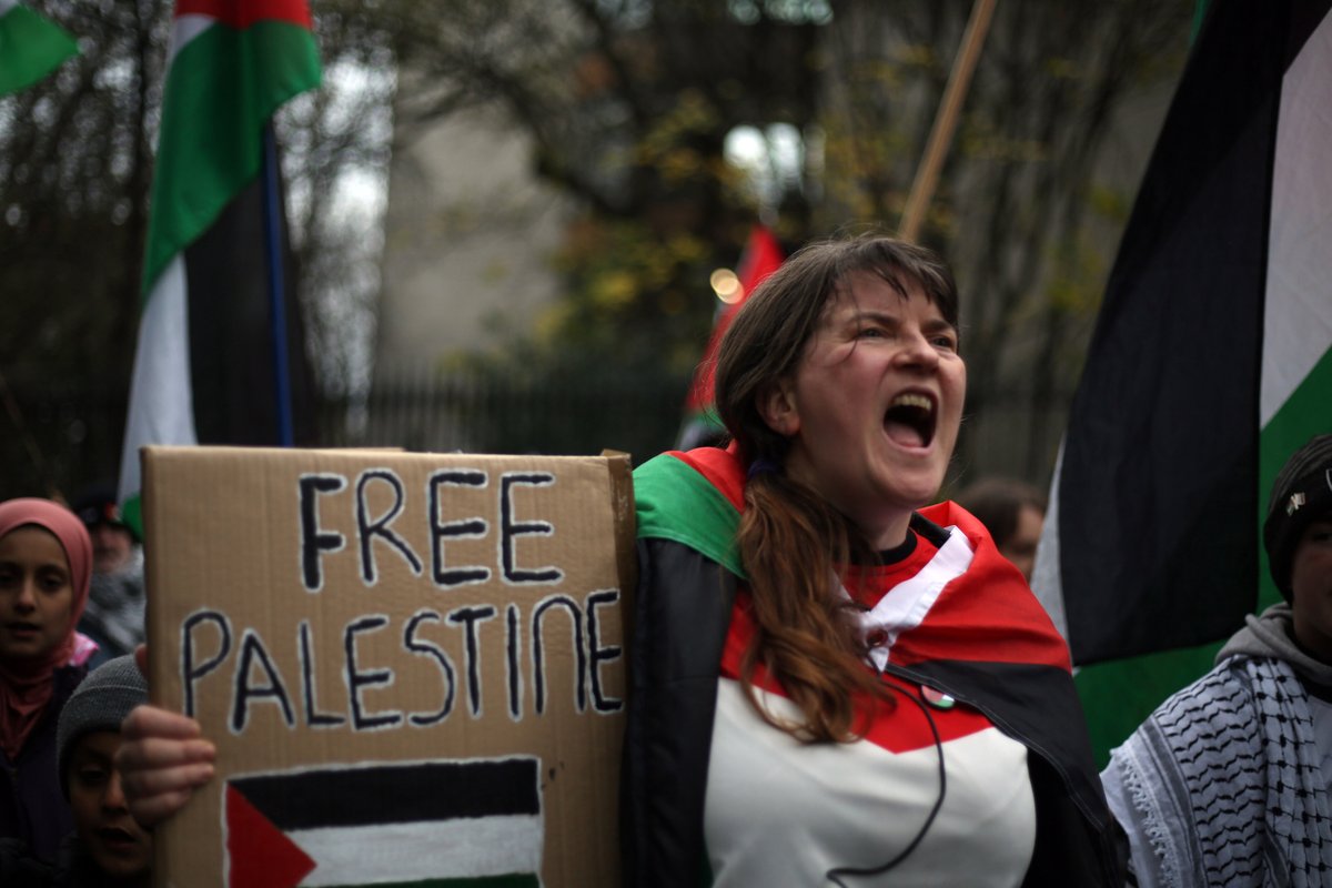 İnsan; durduğu yerin değil, özlemle baktığı yerin sancısını çeker. Kalbimizin ilk kıblesi olan Kudüs bizim için daima öyle bir yerdir. Filistin ise kalbimizin tam ortasına oturan ağır bir yaradır ve bir asırdır hep böyledir.
Müslim Coşkun

#DaimaFilistin