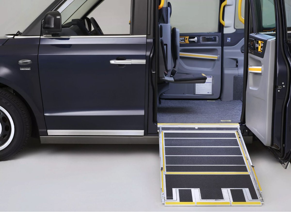 Nor7211's tweet image. Asi znáte londýnské taxi. Teď toto auto postupně bude střídat jeho nový elektrický kolega. Nové dieslové taxi v Londýně si již od 2019 nezarexistrujete, pouze to elektrické. Značku #LEVC (London Electric Vehicle Company) převzala firma Geely.
Jak to bude tady u nás?