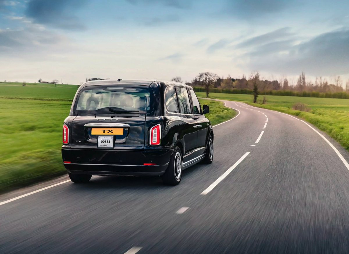 Nor7211's tweet image. Asi znáte londýnské taxi. Teď toto auto postupně bude střídat jeho nový elektrický kolega. Nové dieslové taxi v Londýně si již od 2019 nezarexistrujete, pouze to elektrické. Značku #LEVC (London Electric Vehicle Company) převzala firma Geely.
Jak to bude tady u nás?
