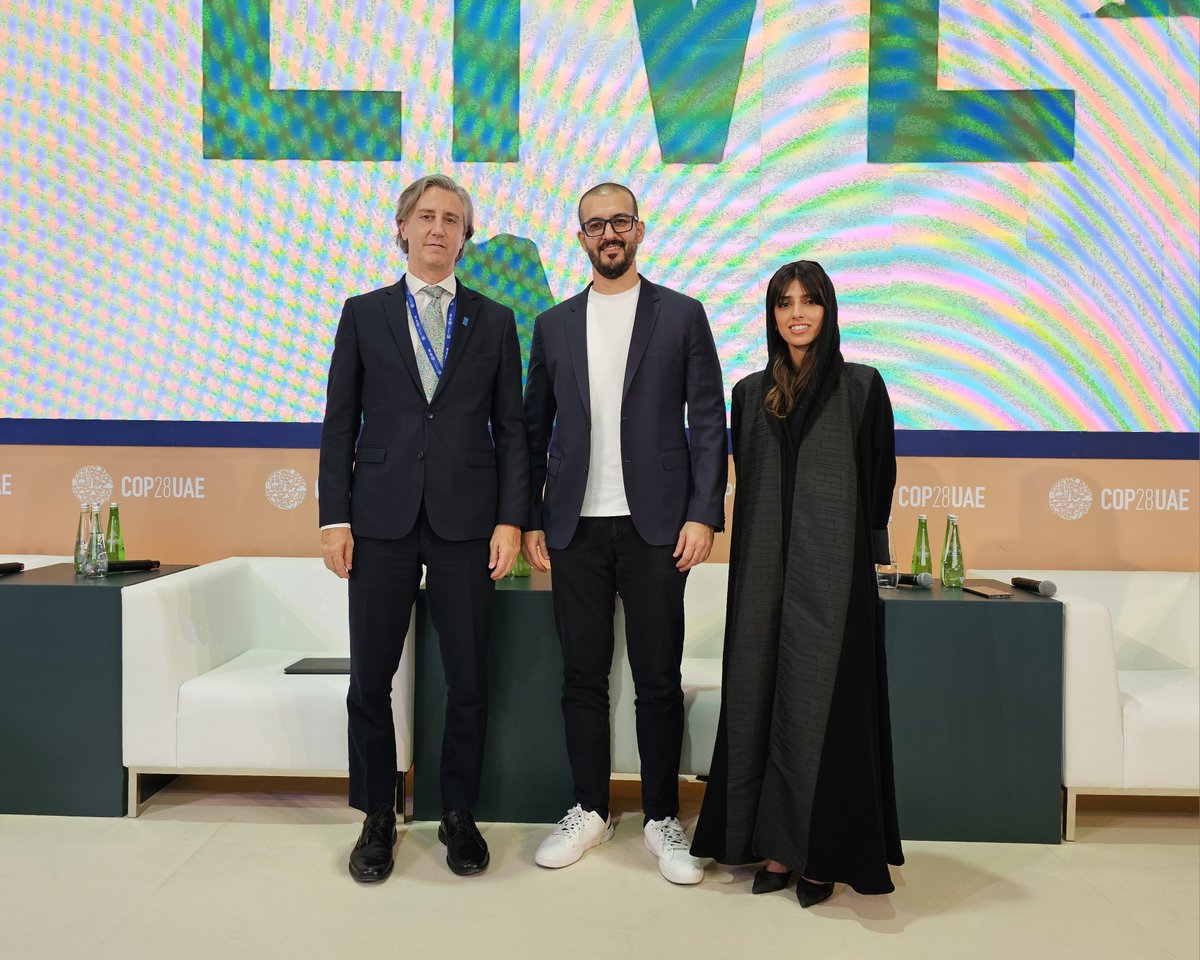 SamsungSAUDI's tweet photo. ودعوة القادة الشباب للتعاون وتبادل الأفكار وتطوير حلول متقدمة لثلاثة مجالات هي: العمل المناخي، والحياة تحت الماء، والحياة على الأرض ♻️ .
#ClimateTech #Hackathon #ClimaeChange #SustainableFuture #YouthEmpowerment #TechForGood #COP28 #Samsung #Generation17 #UNDP https://t.co/OtwzD6uIWn