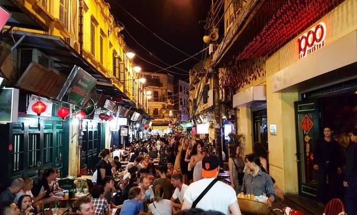 Nếu còn đang phân vân buổi tối chơi gì ở Hà Nội? Thì bạn hãy đến ngay con phố Tạ Hiện – nơi tập trung đông đúc các quán nhậu lớn nhỏ ở Thủ đô. Và đó cũng là lý do mà con phố này lại được du khách trìu mến gọi với cái tên “Phố bia Tạ Hiện”.
