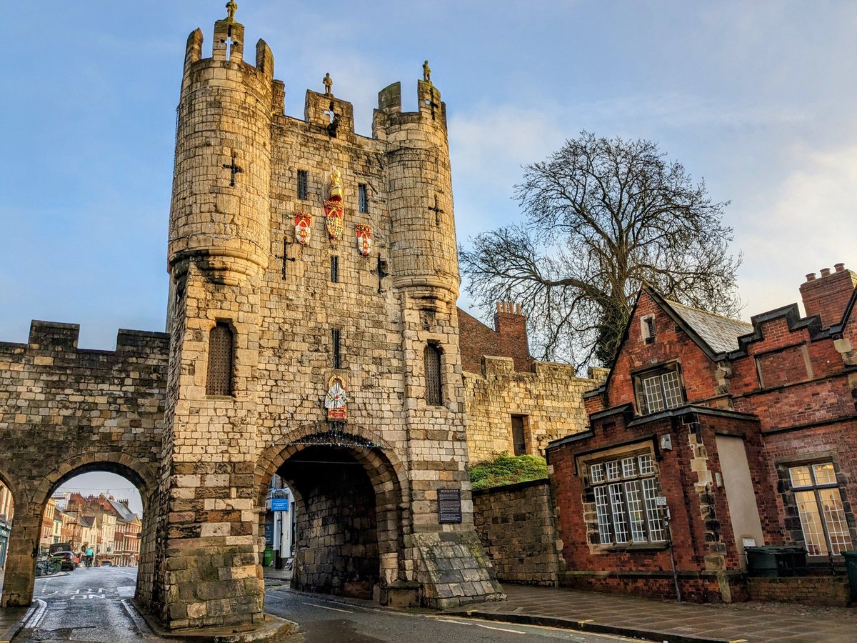 #AdoorableThursday the magnificent Micklegate Bar, #York, lit by winter morning sun a week ago.

People only stopped displaying severed heads on this C12th-14th city gate in 1754...😬

📷 My own