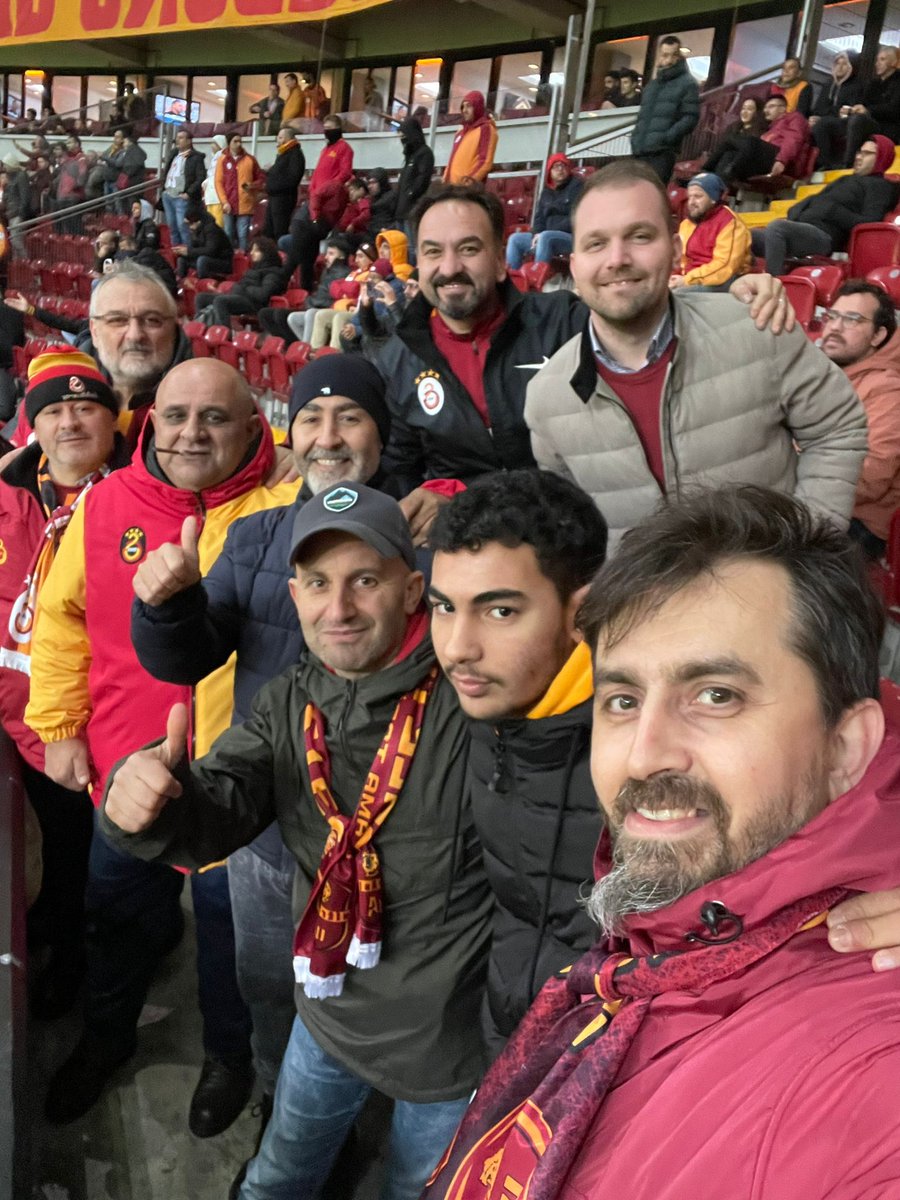 hakkinavdar's tweet photo. Tribün halleri 💛❤💛❤ https://t.co/PMiYHyvE58