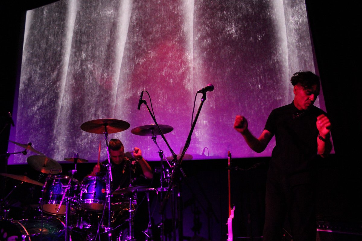 SHOW FIN DE AÑO! ✨🦢✨🏄‍♂️ ALTOCAMET #surfistanocturno . Sáb 30 Dic en Chauvin Soundroom .  Invitado: LEO FERRO (Live Set). 🎟 TKTS 👉 entradas.chauvin.com.ar/soundroom/alto…