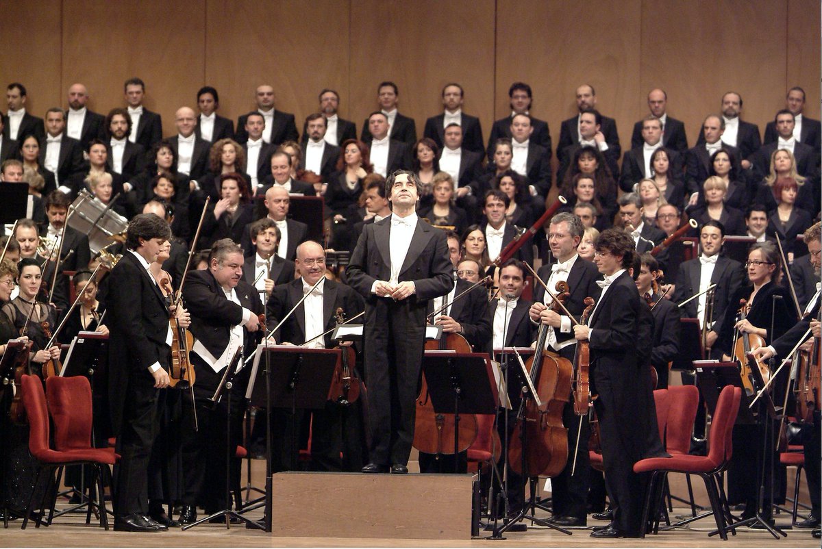 teatrolafenice's tweet image. 20 anni fa il Presidente della Repubblica Carlo Azeglio Ciampi entrava alla Fenice, risorta dopo l'incendio che la distrusse. Sul podio dei nostri Orchestra &amp;amp; Coro Riccardo Muti. Le prime note furono quelle de "La consacrazione della casa" di Beethoven

#14dicembre