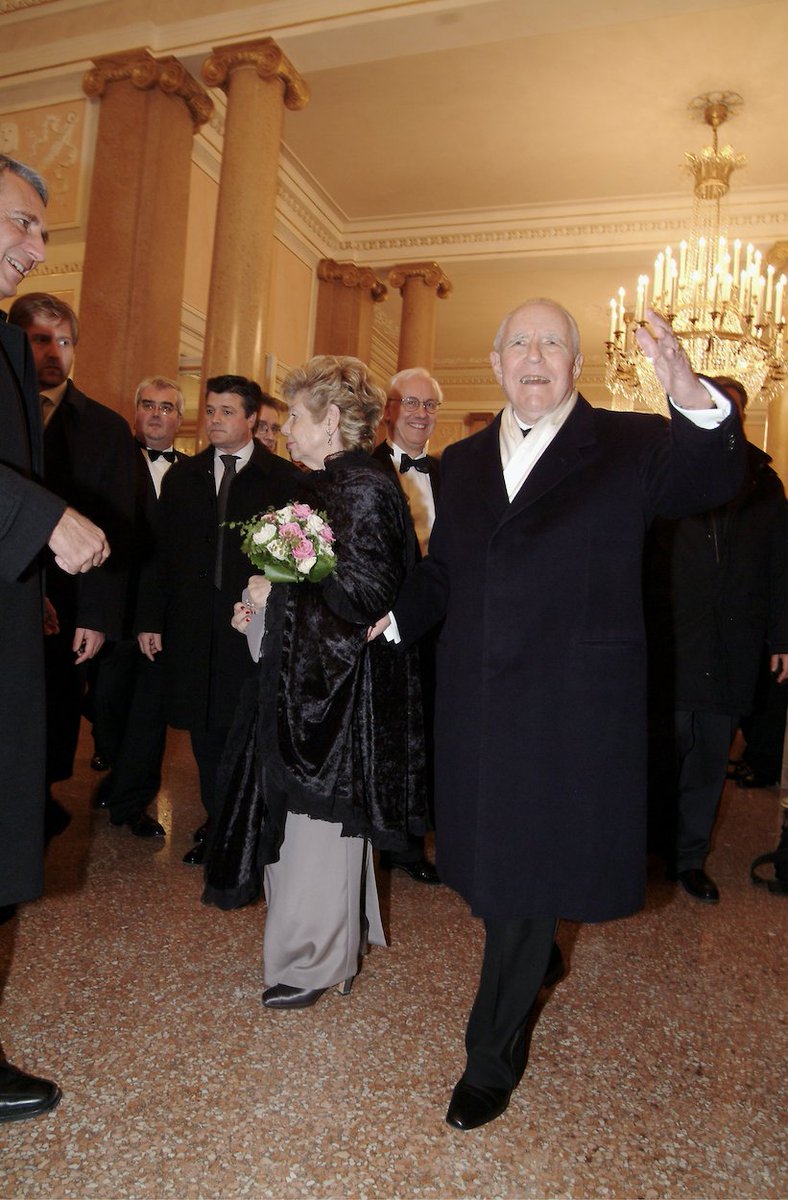 teatrolafenice's tweet image. 20 anni fa il Presidente della Repubblica Carlo Azeglio Ciampi entrava alla Fenice, risorta dopo l'incendio che la distrusse. Sul podio dei nostri Orchestra &amp;amp; Coro Riccardo Muti. Le prime note furono quelle de "La consacrazione della casa" di Beethoven

#14dicembre